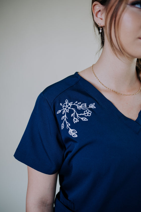 Artist Edition Women's 6-Pocket Scrub Top